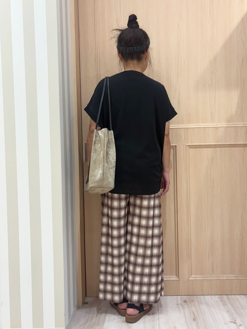 モランさんの「SHOO･LA･RUE｜【S-LL/汗ジミ軽減/ひんやり/UV】体型カバーに タック入りドルマントップス」を使ったコーディネート