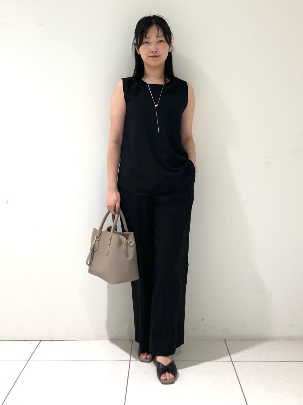 momokoさんの「INDIVI｜【褒められパンツ／洗える／ウエストゴム】ワイドタックパンツ」を使ったコーディネート
