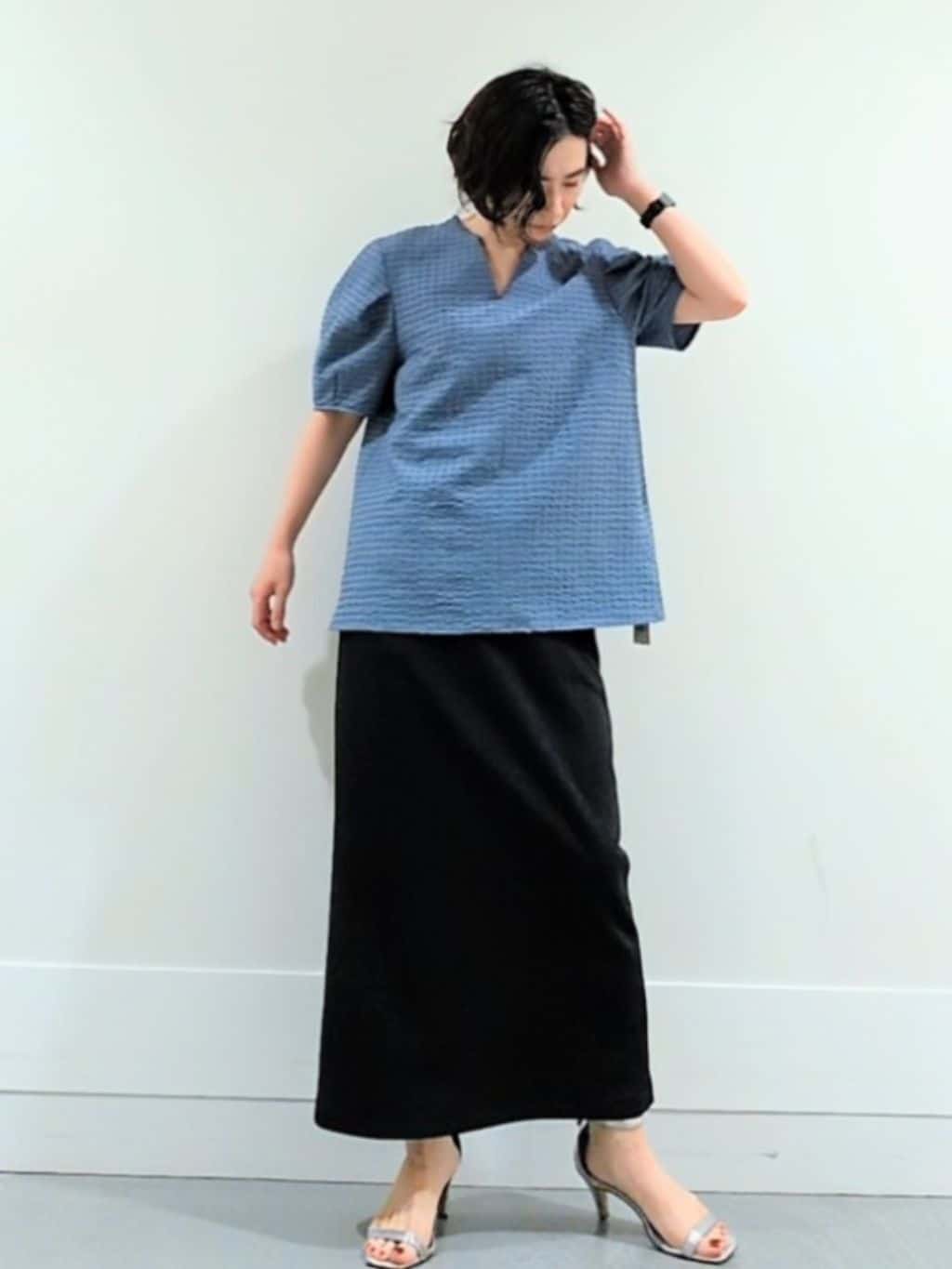 ミズタさんの「UNTITLED｜【吸水速乾/ストレッチ/Vネック】フォルムスリーブ ブラウス」を使ったコーディネート