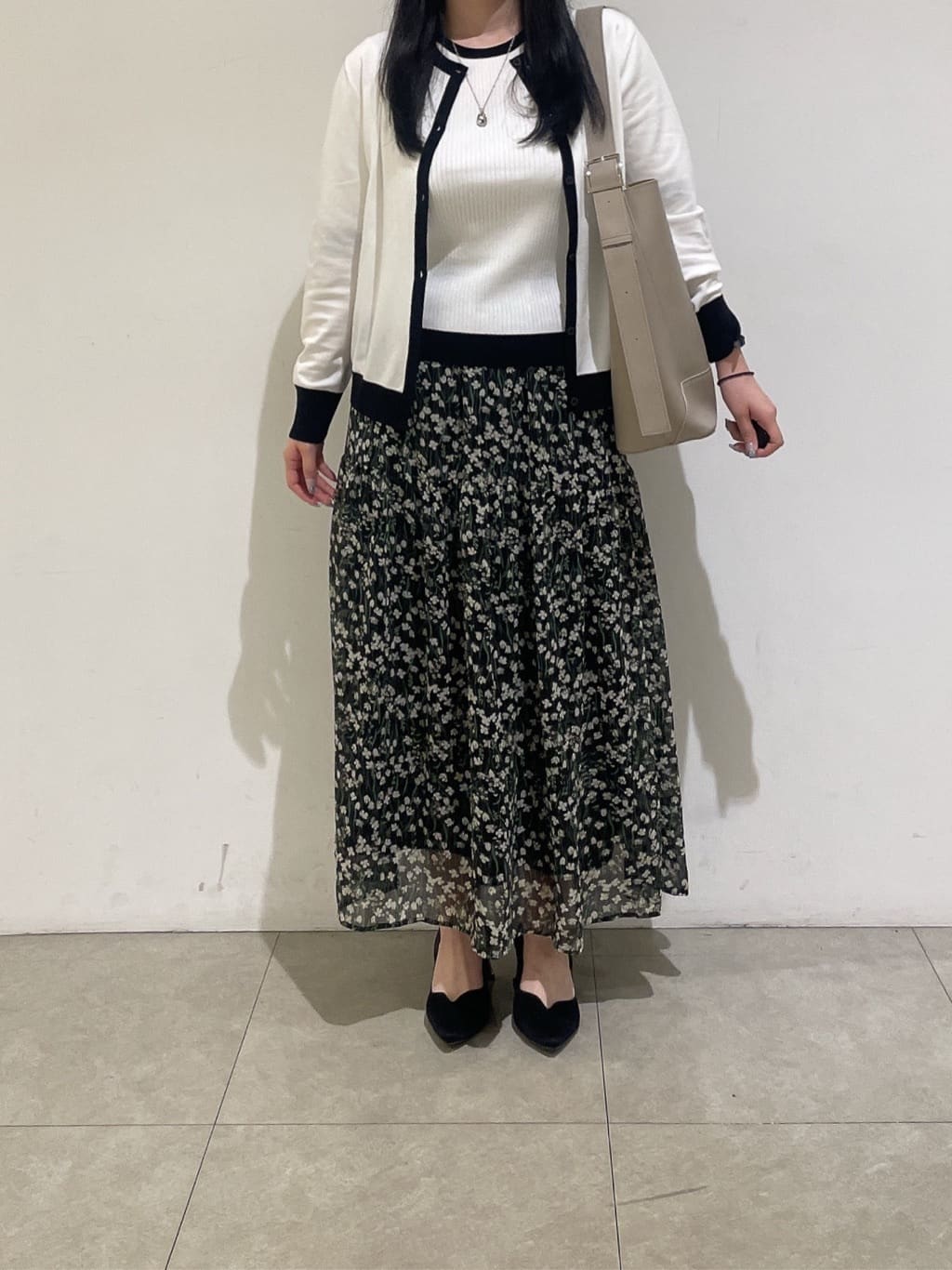 emikaさんの「INDIVI｜【通年活躍！／アンサンブル可能】クルーネックカーディガン」を使ったコーディネート