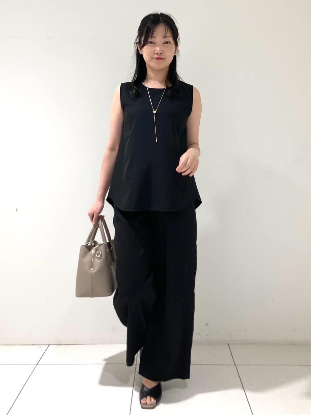 momokoさんの「INDIVI｜【褒められパンツ／洗える／ウエストゴム】ワイドタックパンツ」を使ったコーディネート