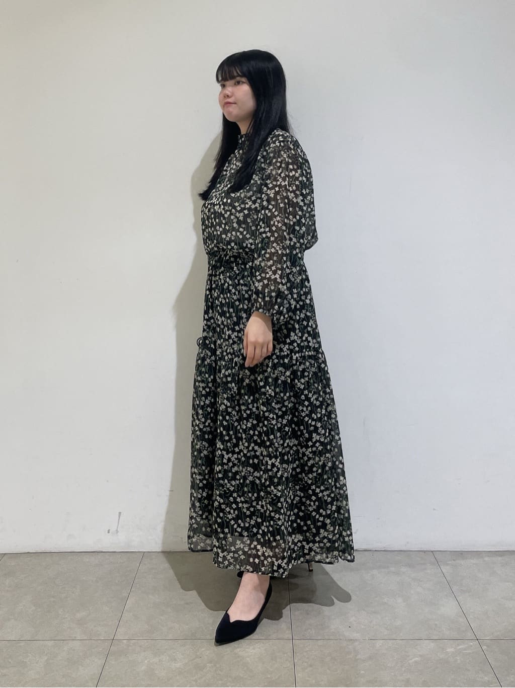emikaさんの「INDIVI｜【秋映え柄/セットアップ可能】フラワーシフォンブラウス」を使ったコーディネート