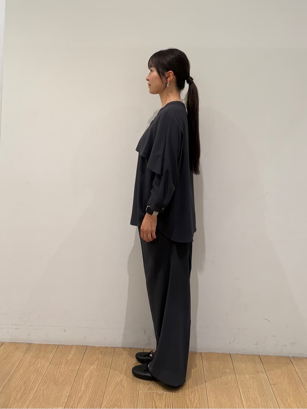 maiさんの「INDIVI｜【羽織りとしても活躍！】ケープカラーブラウス」を使ったコーディネート