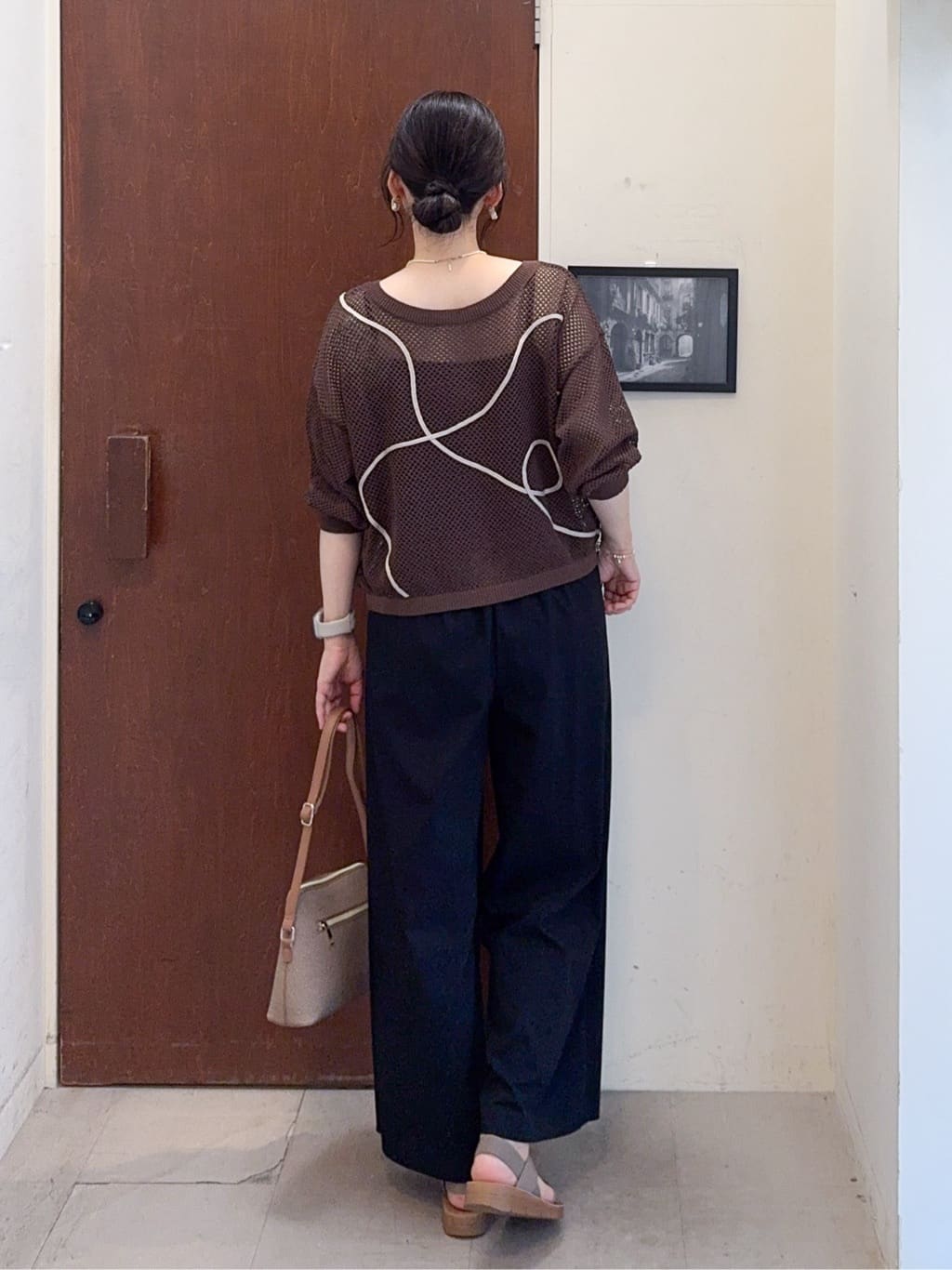 𝐇𝐢𝐫𝐨𝐦𝐢さんの「SHOO･LA･RUE｜アンクルゴムフラットサンダル」を使ったコーディネート