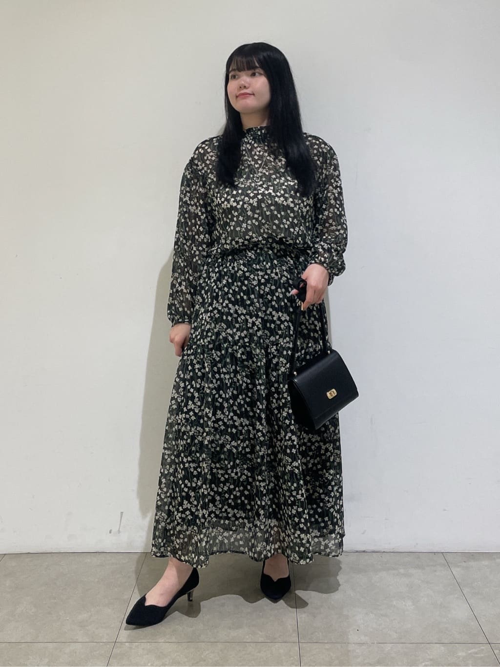 emikaさんの「INDIVI｜【秋映え柄/セットアップ可能】フラワーシフォンブラウス」を使ったコーディネート