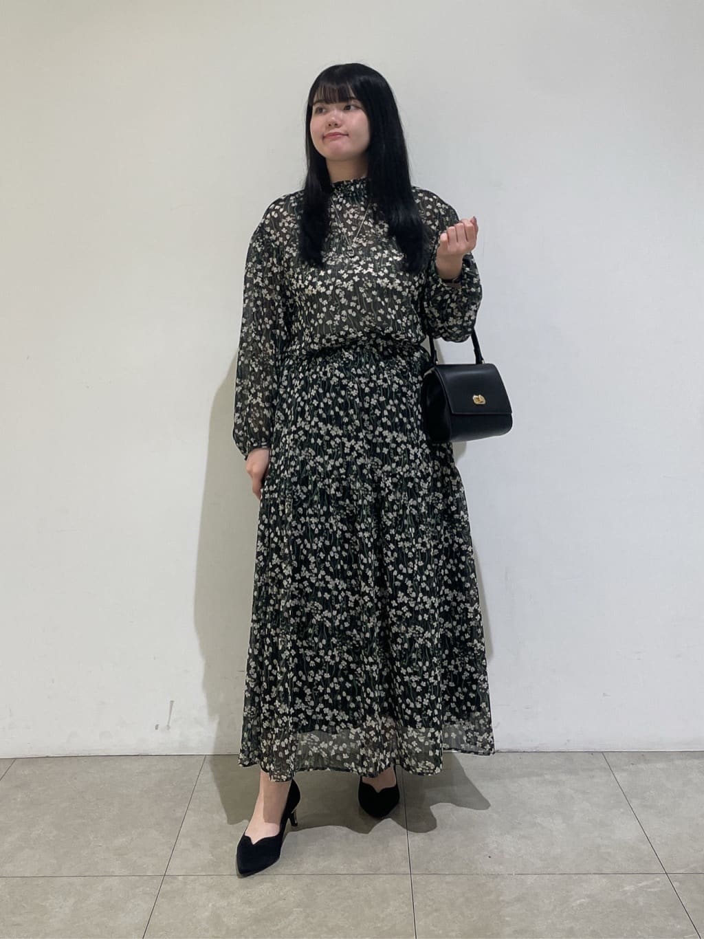 emikaさんの「INDIVI｜【秋映え柄/セットアップ可能】フラワーシフォンブラウス」を使ったコーディネート