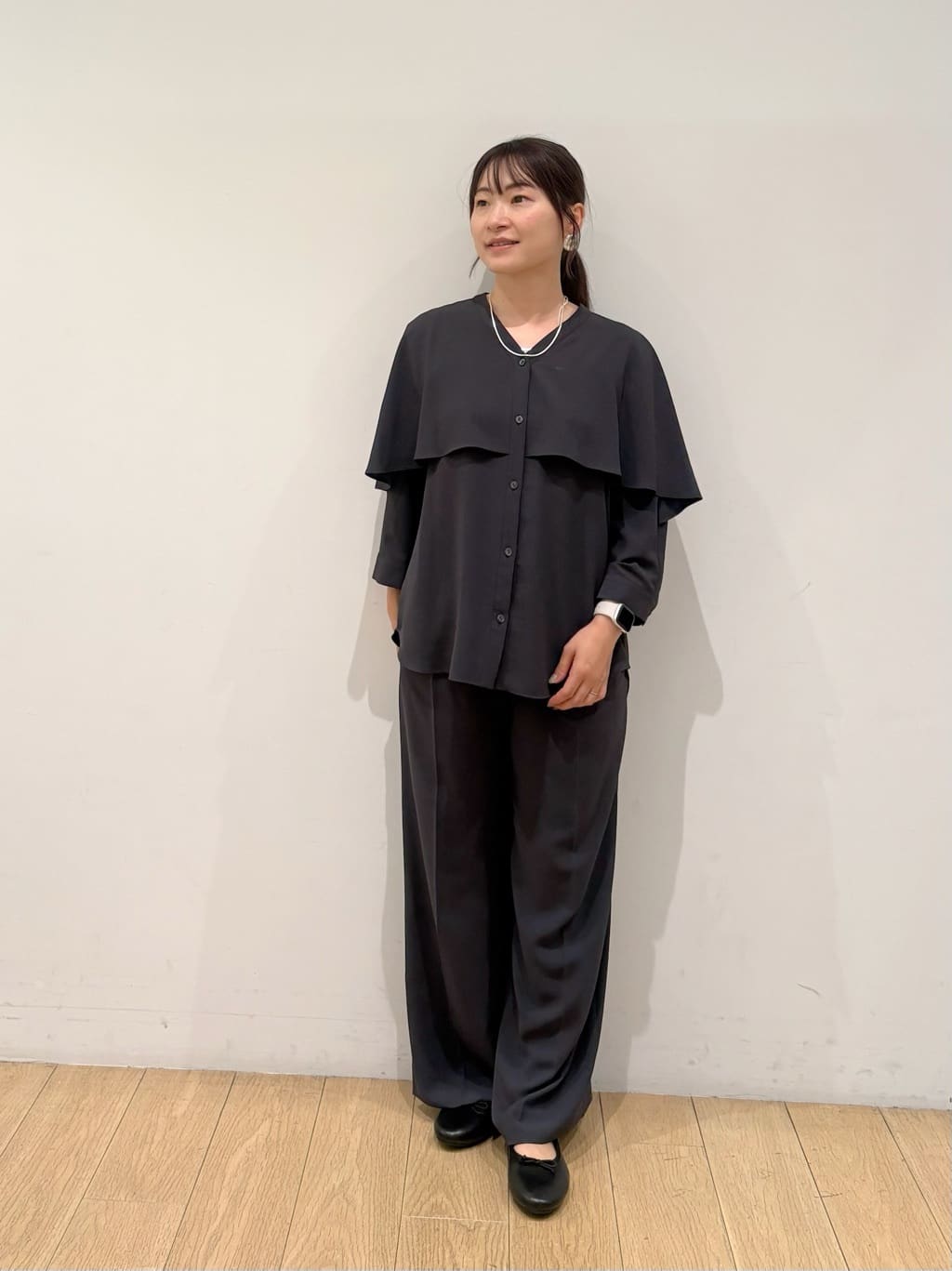 maiさんの「INDIVI｜【羽織りとしても活躍！】ケープカラーブラウス」を使ったコーディネート