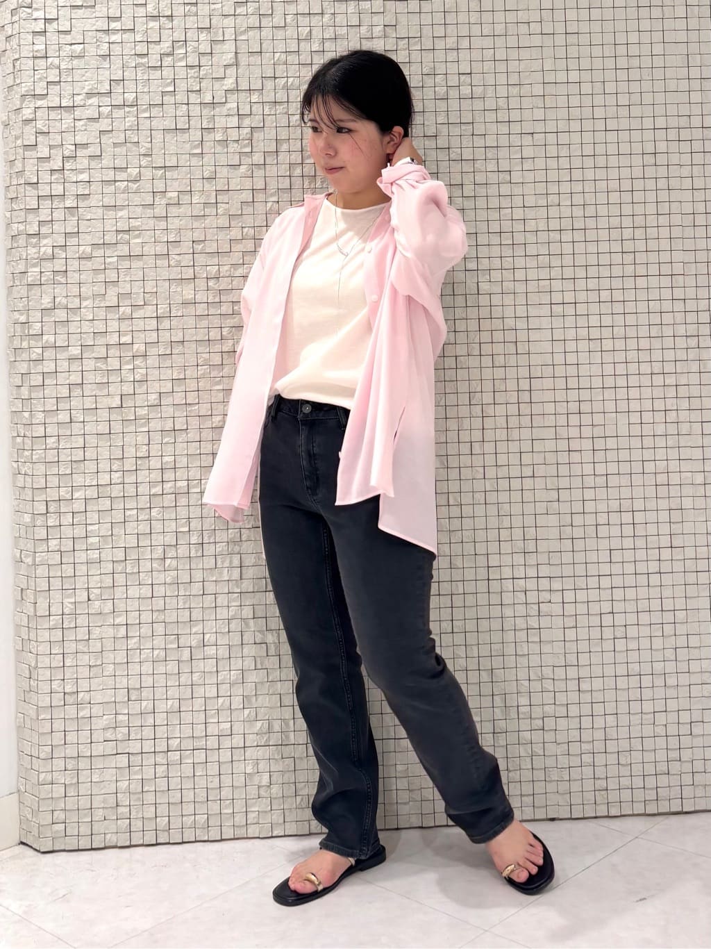MEGUMIさんの「INDIVI｜【体型カバー／清涼感】シアーオーバーシャツ」を使ったコーディネート