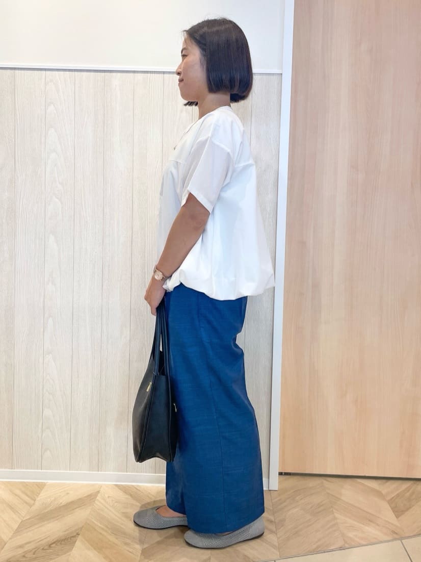 tomoさんの「SHOO･LA･RUE｜【S-LL】インせず着られる 裾バルーンシャツ」を使ったコーディネート