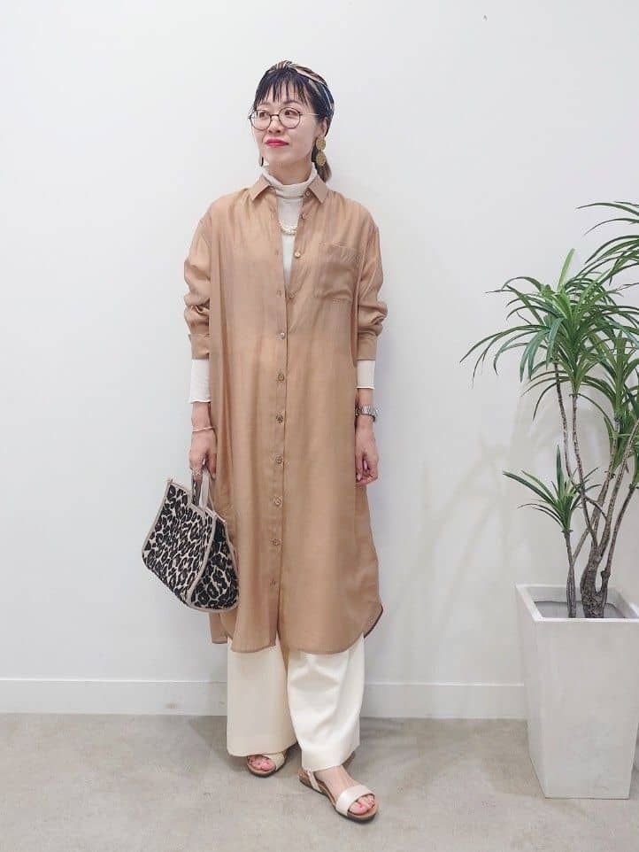MUTSUKOさんの「UNTITLED｜【ニットと重ね着に/前開きボタン】シアーロングシャツ」を使ったコーディネート