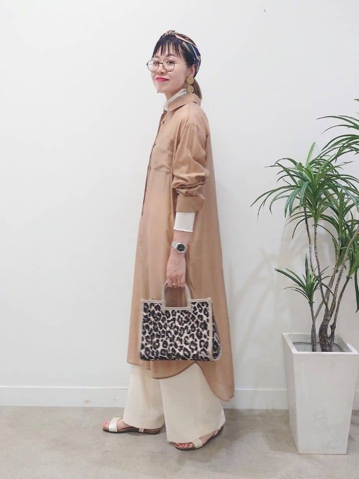 MUTSUKOさんの「UNTITLED｜【ニットと重ね着に/前開きボタン】シアーロングシャツ」を使ったコーディネート