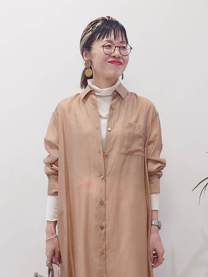 MUTSUKOさんの「UNTITLED｜【ニットと重ね着に/前開きボタン】シアーロングシャツ」を使ったコーディネート