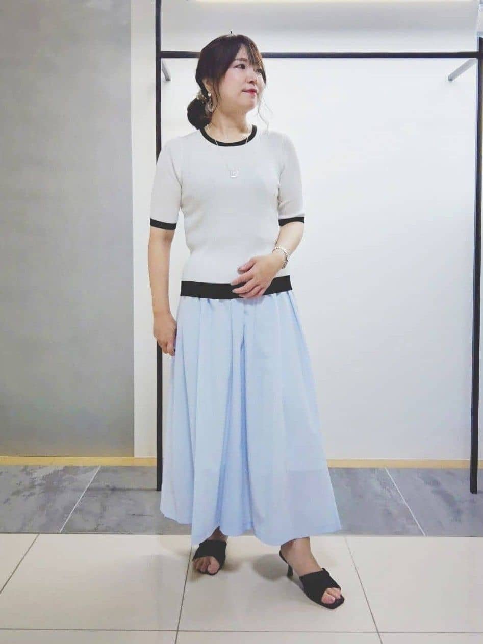TOMOMIさんの「INDIVI｜【クールエアー素材／UVケア／セットアップ可能】エアリーフレアパンツ」を使ったコーディネート