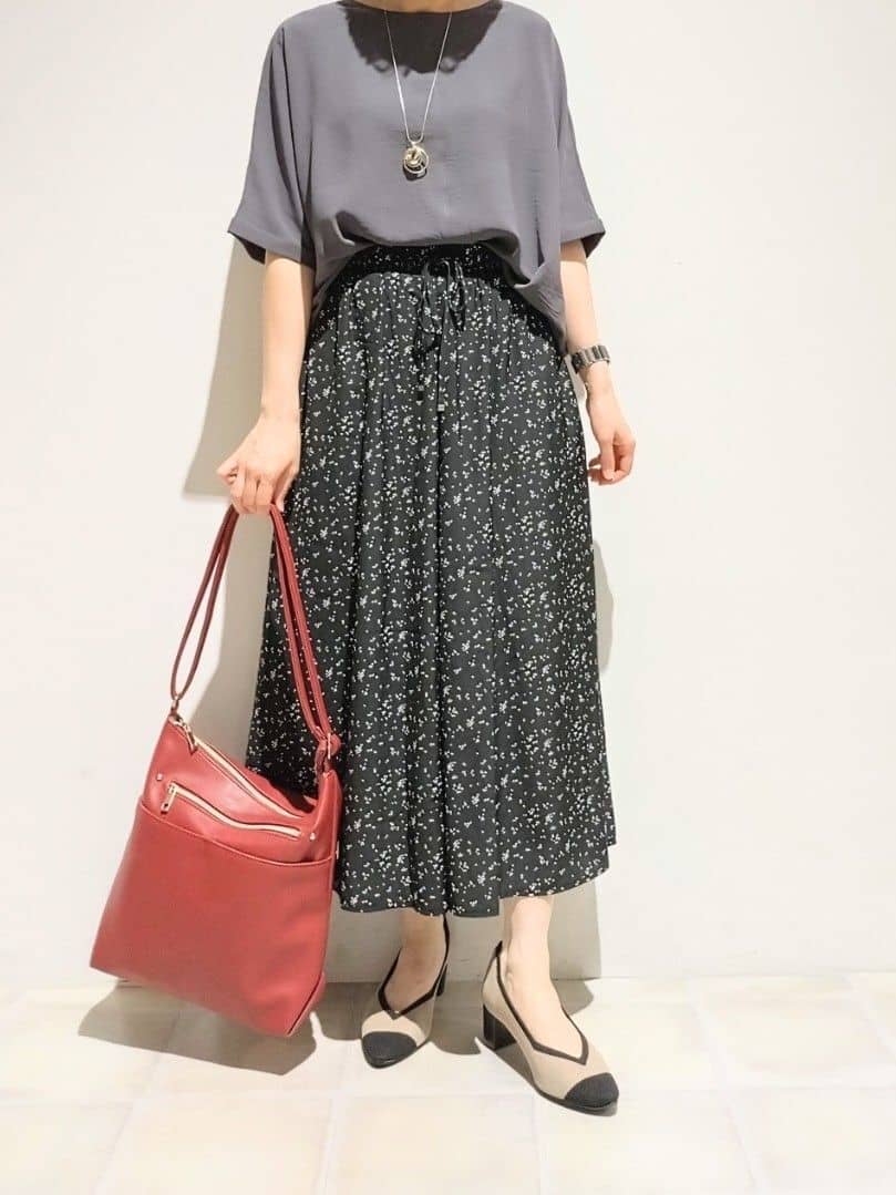 miomioさんの「SHOO･LA･RUE｜【S-LL/裏地ひんやり】スカート見えで上品に マットサテンスカーチョ」を使ったコーディネート