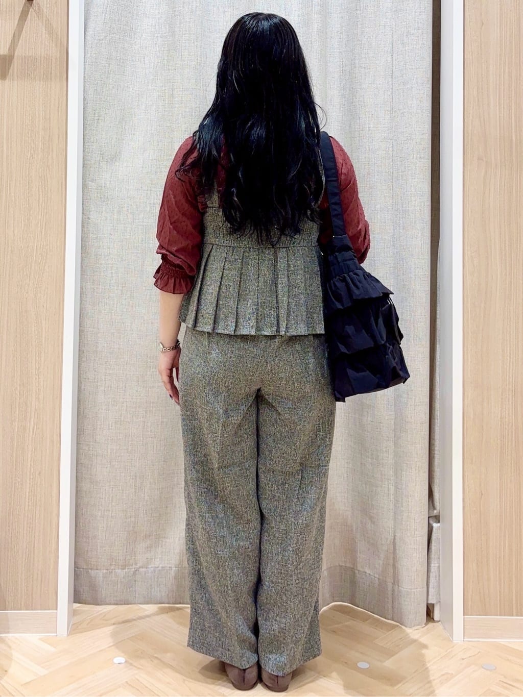 minamiさんの「grove｜【2点SET/体型カバー】夏から秋まで着まわせる！プリーツビスチェセットアップ」を使ったコーディネート