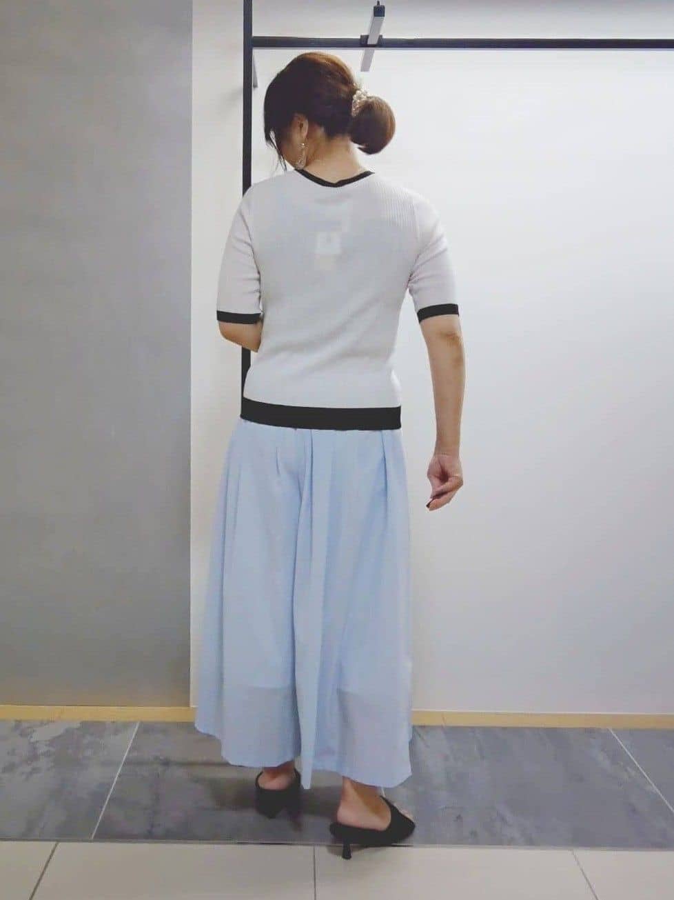 TOMOMIさんの「INDIVI｜【クールエアー素材／UVケア／セットアップ可能】エアリーフレアパンツ」を使ったコーディネート