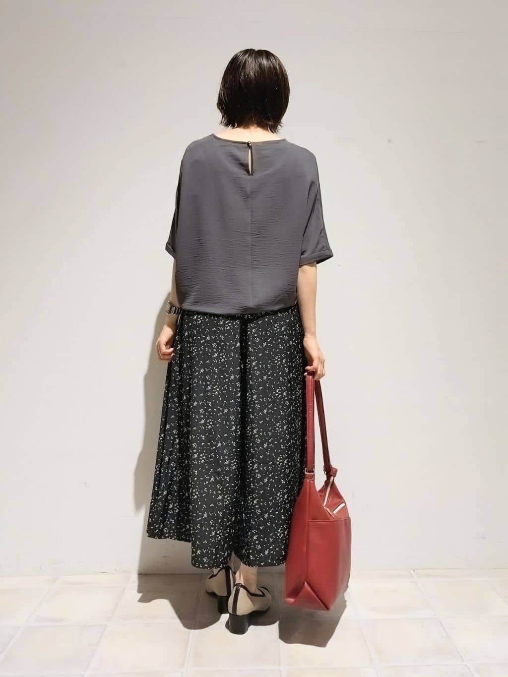 miomioさんの「SHOO･LA･RUE｜【S-LL/裏地ひんやり】スカート見えで上品に マットサテンスカーチョ」を使ったコーディネート