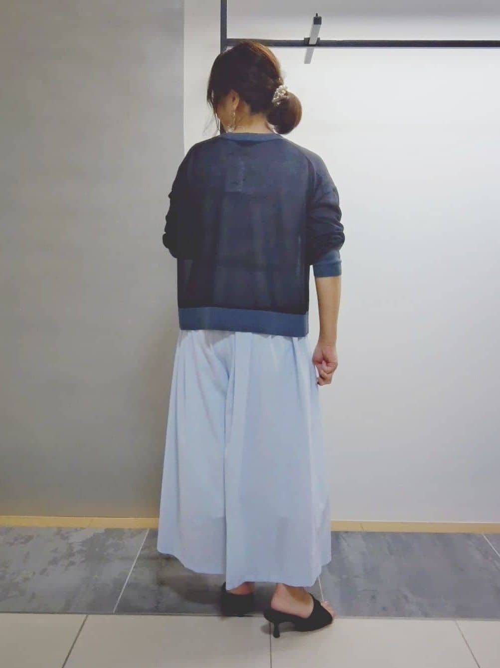TOMOMIさんの「INDIVI｜【クールエアー素材／UVケア／セットアップ可能】エアリーフレアパンツ」を使ったコーディネート