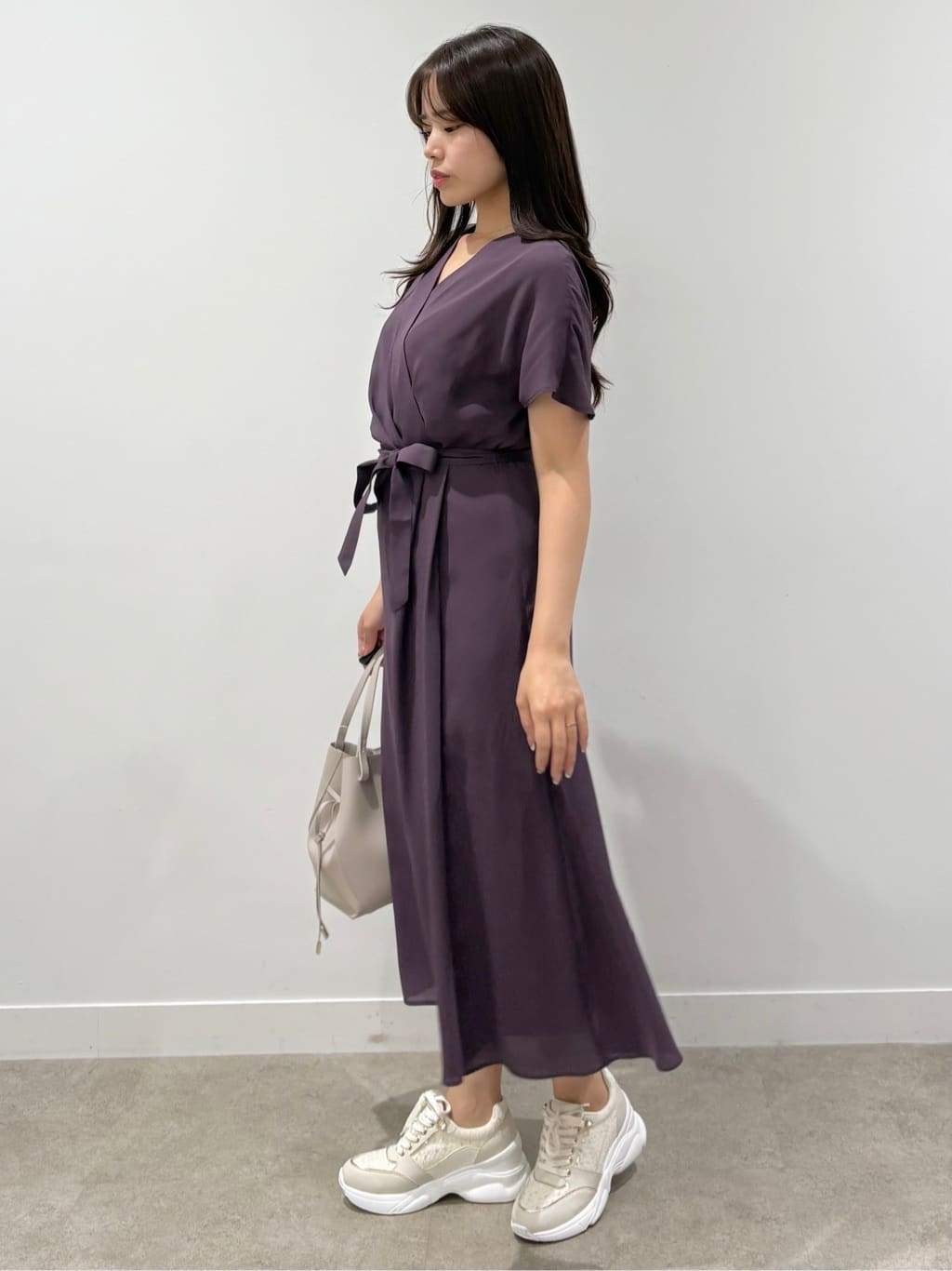 MISAKIさんの「COUP DE CHANCE｜【手洗い可／日本製】カシュクール風ワンピース」を使ったコーディネート