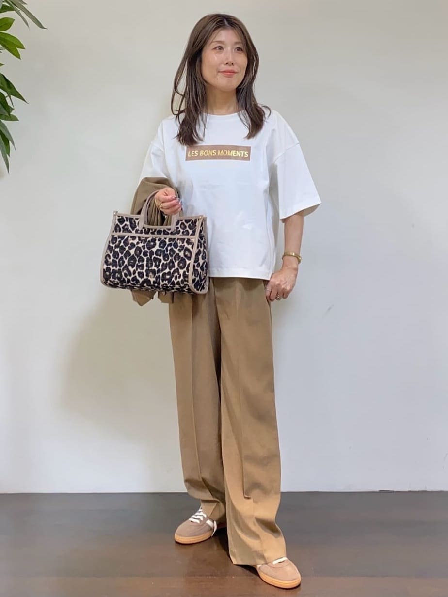 tomoさんの「UNTITLED｜【コットン100/ゆったり/ショート丈/洗える】ベロアロゴTシャツ」を使ったコーディネート