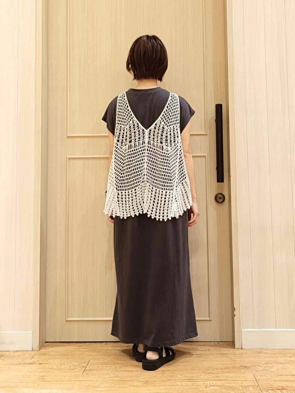 manikoさんの「SHOO･LA･RUE｜【2点セット】クロシェ編みレースベスト＋Tシャツワンピースセット」を使ったコーディネート
