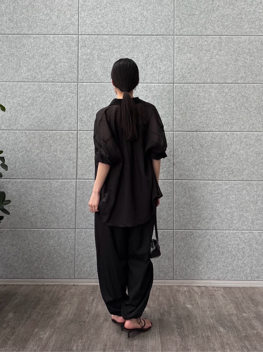 ひなさんの「INDIVI｜ウエストギャザーパンツ」を使ったコーディネート