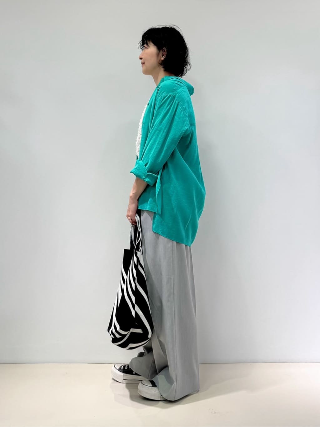 Uさんの「INDIVI｜【体型カバー／清涼感】シアーオーバーシャツ」を使ったコーディネート