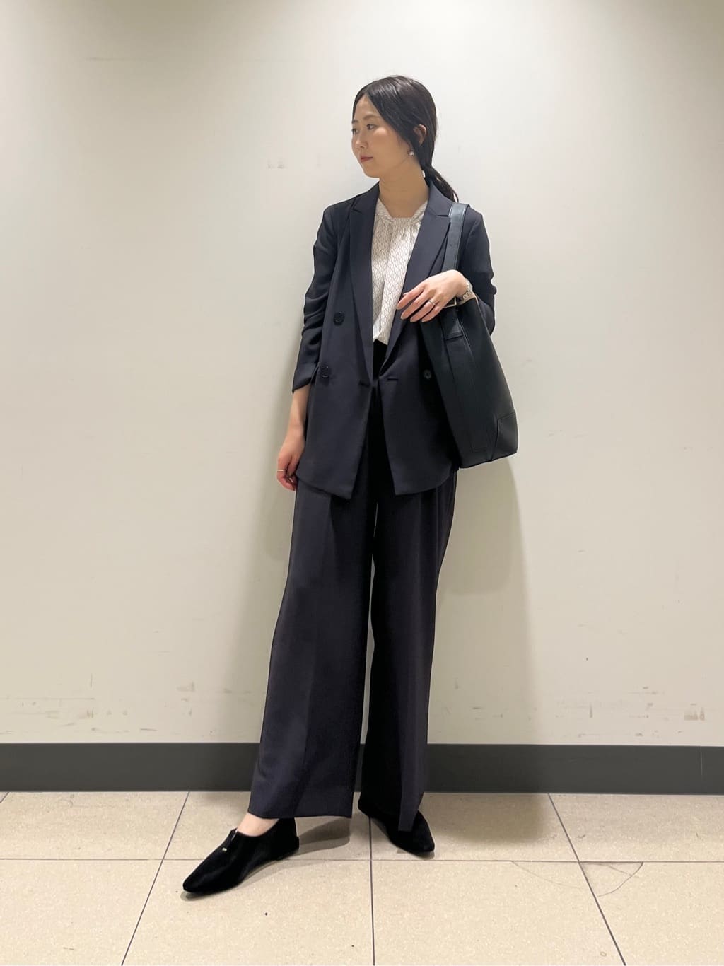 shokoさんの「INDIVI｜【UVケア】モノグラム ボウタイデザインブラウス」を使ったコーディネート