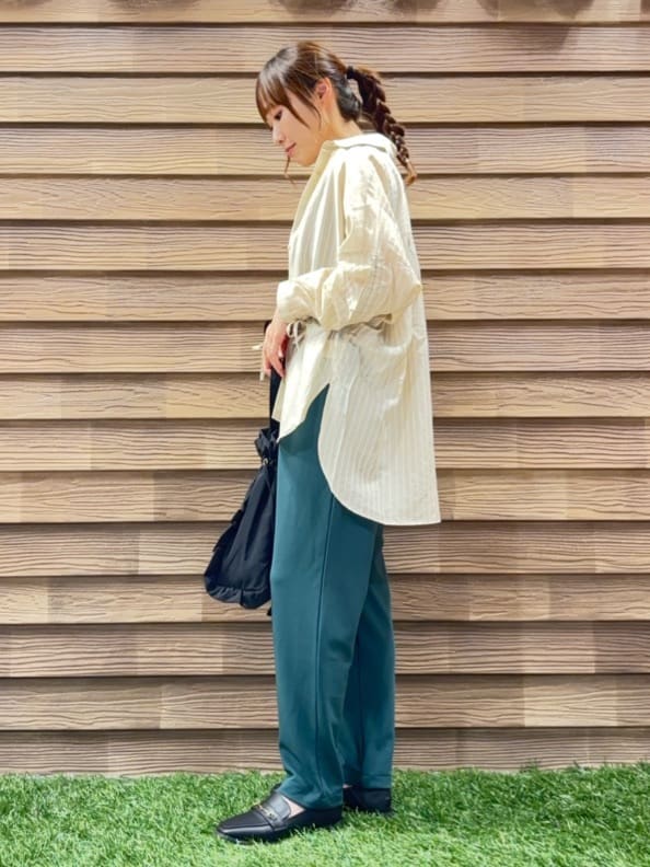 himiさんの「SHOO･LA･RUE｜【S-LL】程よい透け感 ストライプ柄 お袖ギャザーデザインシャツ」を使ったコーディネート