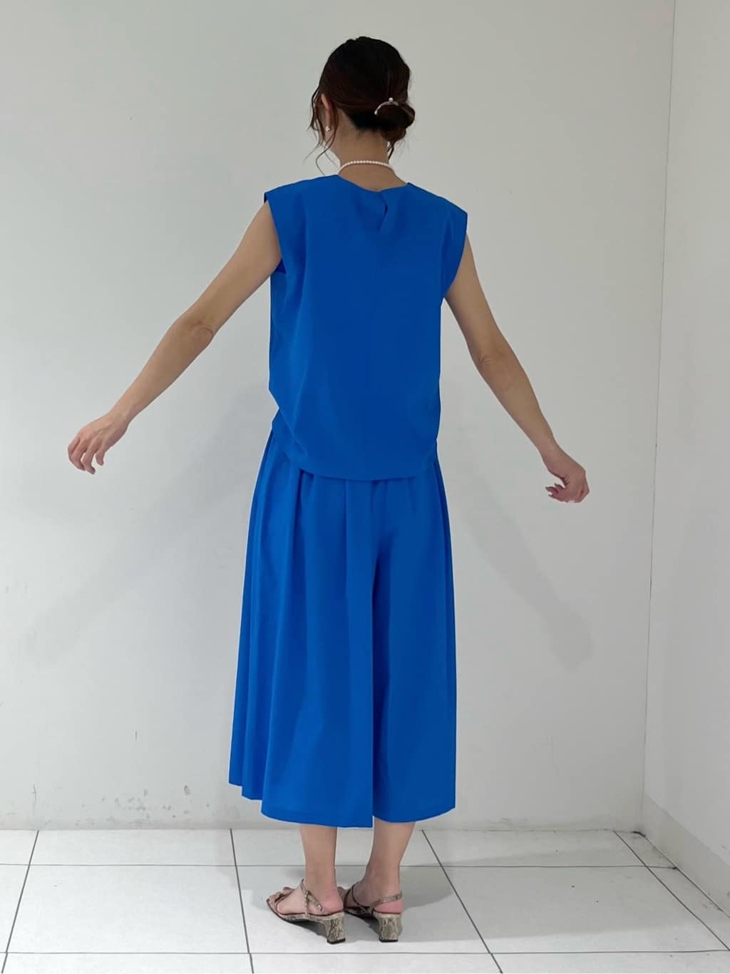 shioriさんの「INDIVI｜【クールエアー素材／UVケア／吸汗速乾】エアリータックブラウス」を使ったコーディネート