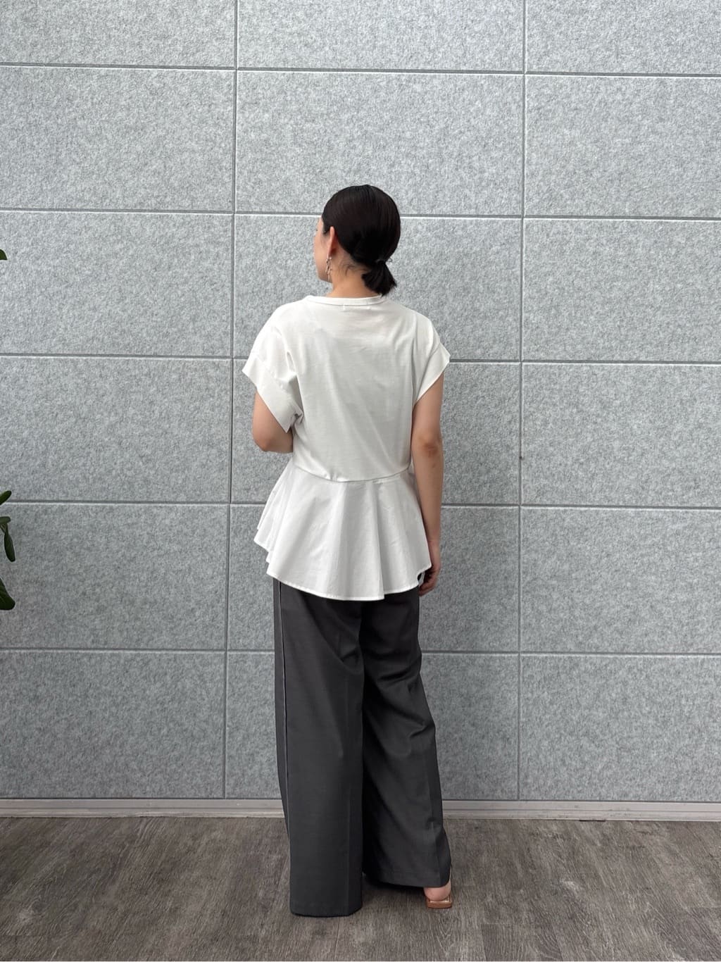 ayanoさんの「INDIVI｜【セットアップ可能】サキソニーサイドラインパンツ」を使ったコーディネート