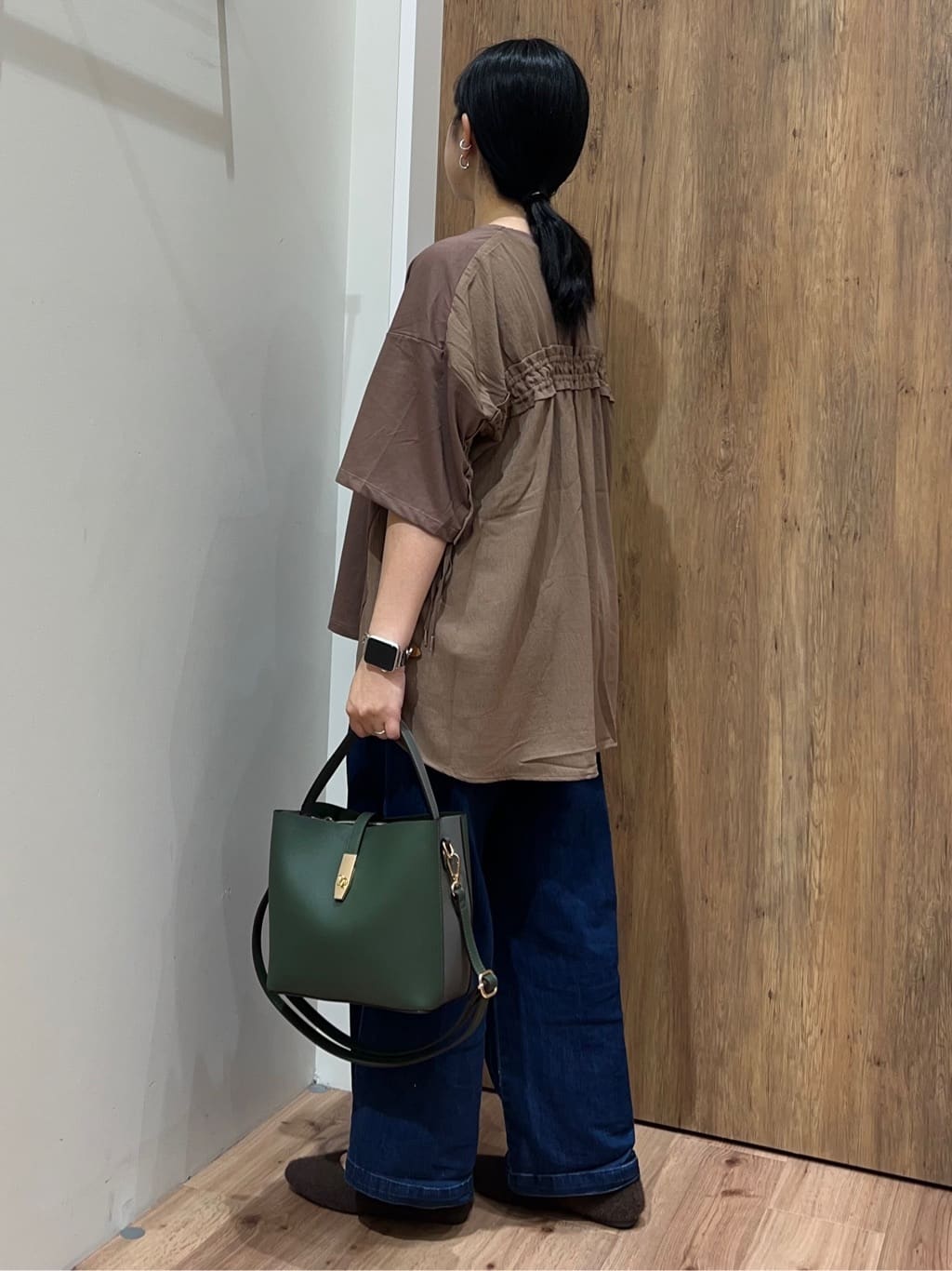 Reinaさんの「grove｜後ろ姿で魅せる　バックドロストシャーリングTシャツ」を使ったコーディネート