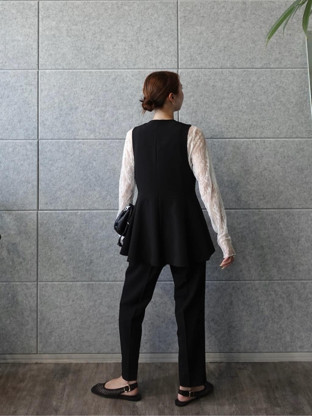 mitsukiさんの「INDIVI｜Comfy SET UP｜イージーテーパードパンツ【セットアップ対応／通勤/カセット服】」を使ったコーディネート
