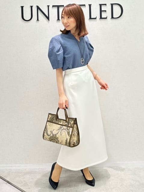 Miwaさんの「UNTITLED｜【吸水速乾/ストレッチ/Vネック】フォルムスリーブ ブラウス」を使ったコーディネート