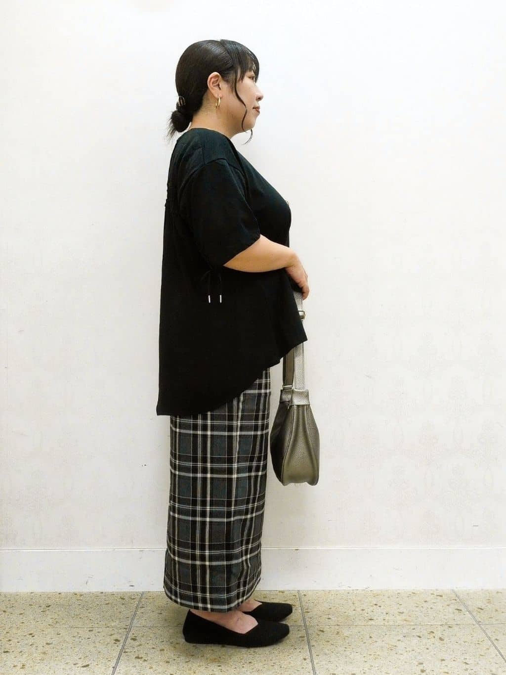haseさんの「grove｜後ろ姿で魅せる　バックドロストシャーリングTシャツ」を使ったコーディネート