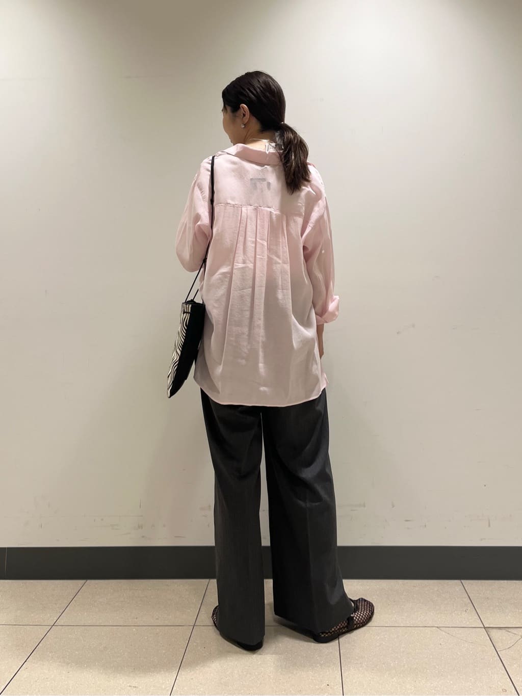 shokoさんの「INDIVI｜【体型カバー／清涼感】シアーオーバーシャツ」を使ったコーディネート