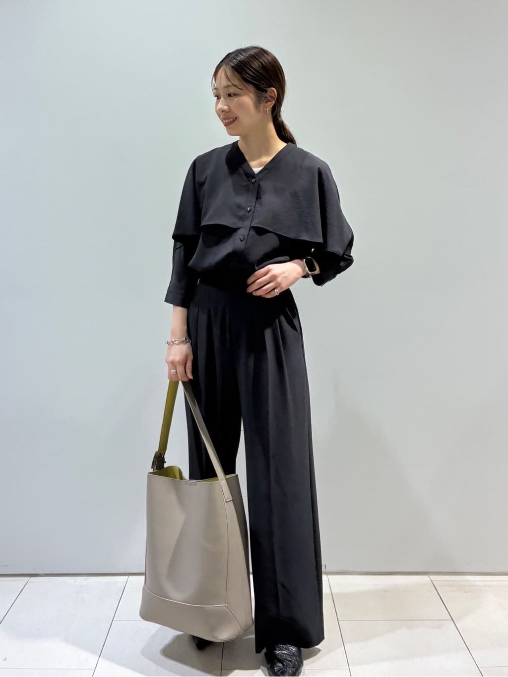 KAOさんの「INDIVI｜【羽織りとしても活躍！】ケープカラーブラウス」を使ったコーディネート