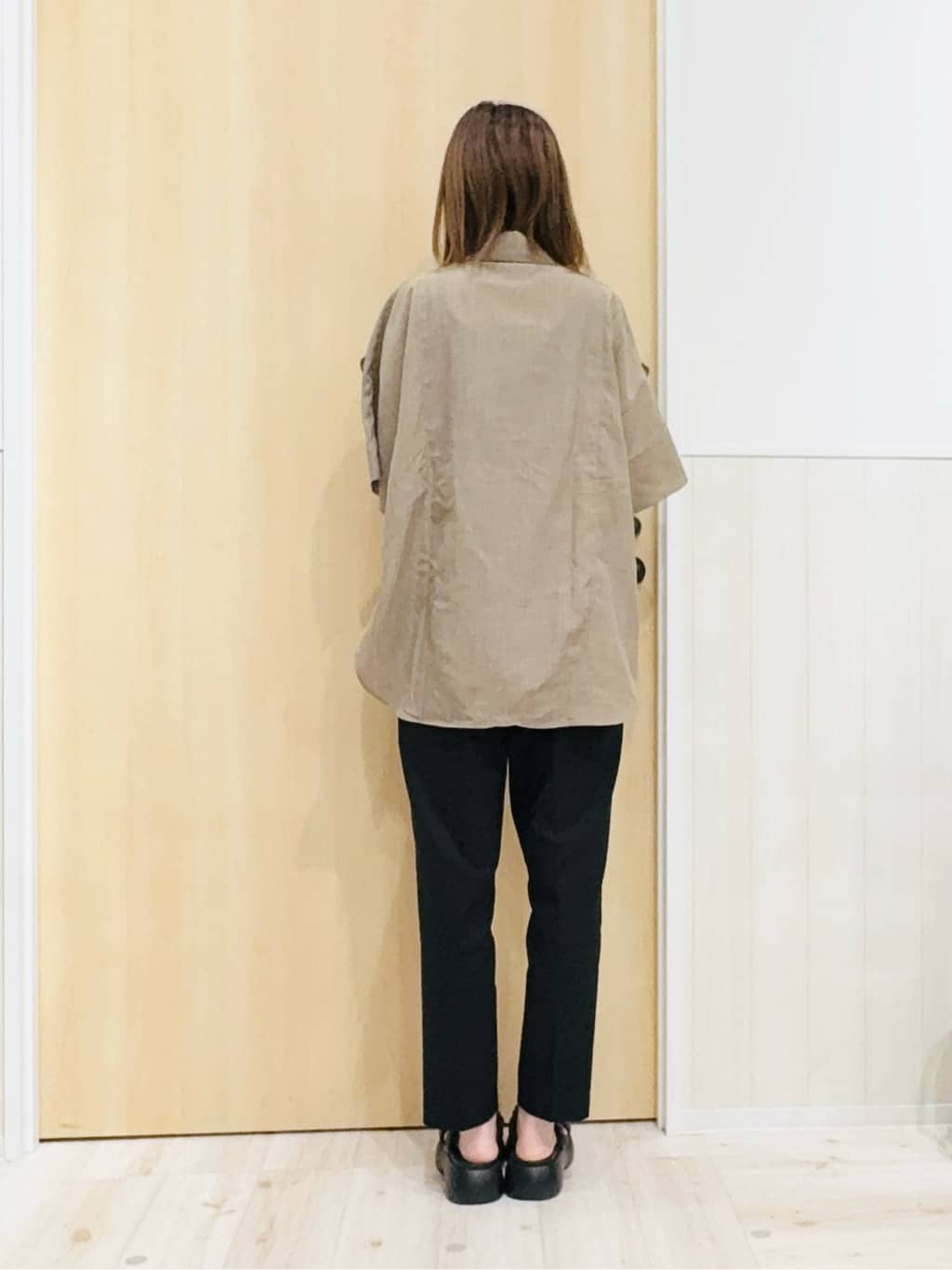 Naさんの「SHOO･LA･RUE｜【洗える/S-LL】大きめのフリルが印象的 デザインブラウス」を使ったコーディネート