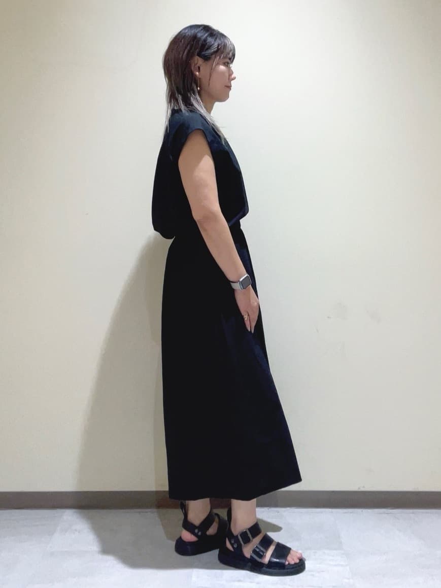 mayutaさんの「INDIVI｜【クールエアー素材／UVケア／セットアップ可能】エアリーフレアパンツ」を使ったコーディネート