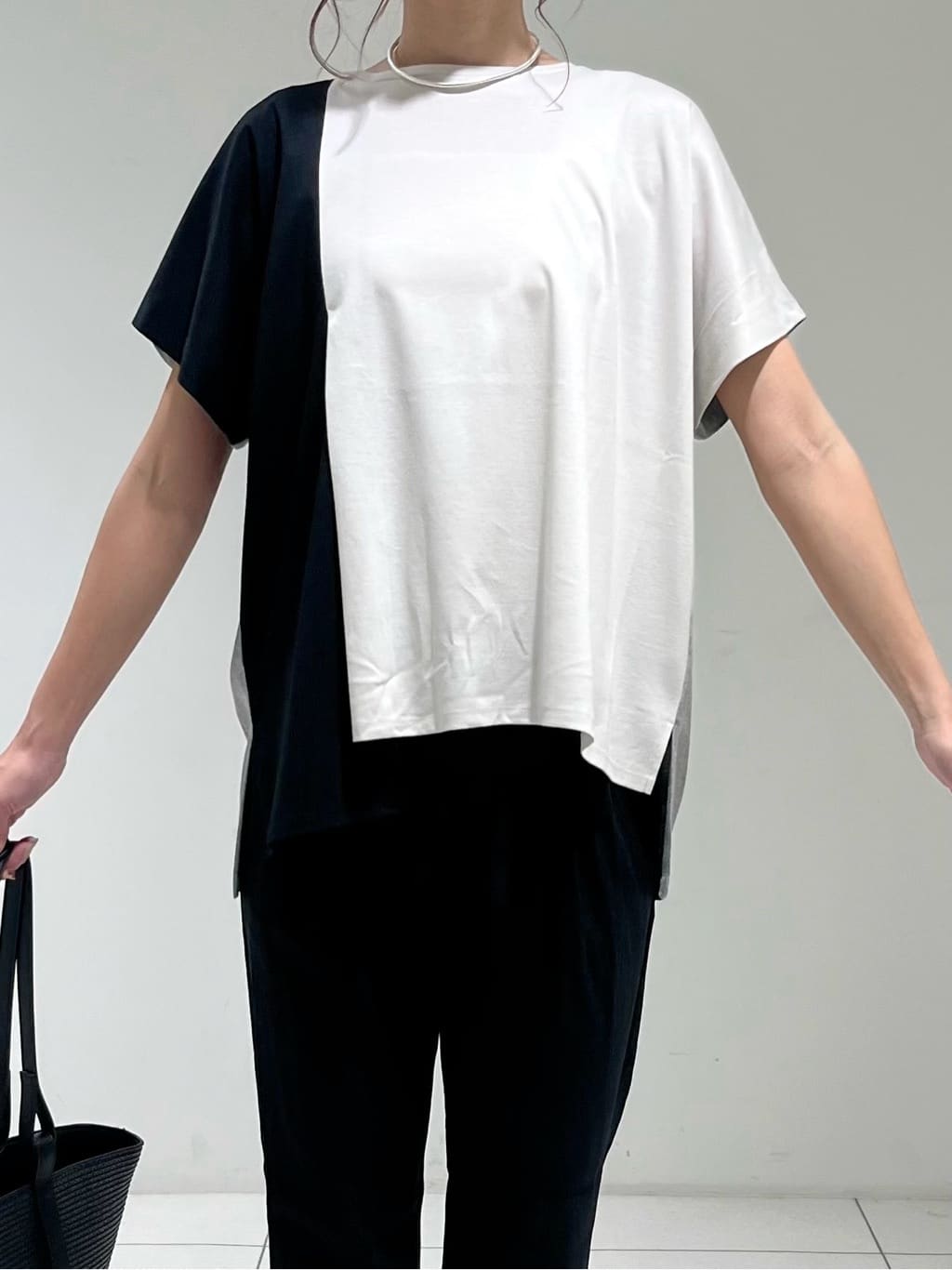 shioriさんの「INDIVI｜【洗える／汗ジミ防止】バイカラー＆アシメヘム Tシャツ」を使ったコーディネート