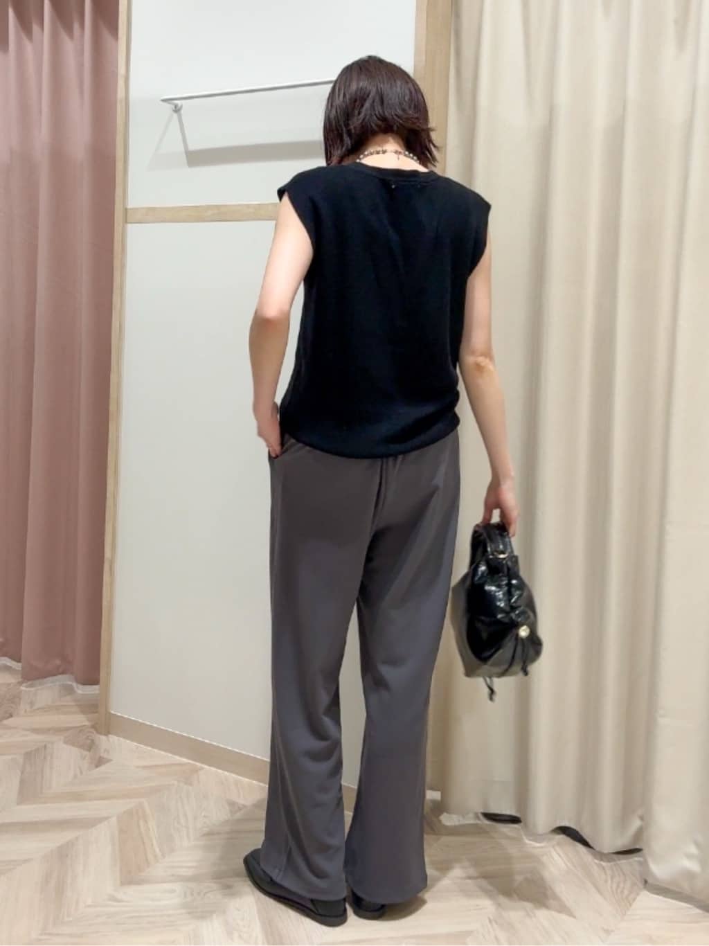𝐜𝐡𝐢𝐤𝐚さんの「SHOO･LA･RUE｜【S-LL】ゴールドボタンが上品 大人のニットベスト」を使ったコーディネート