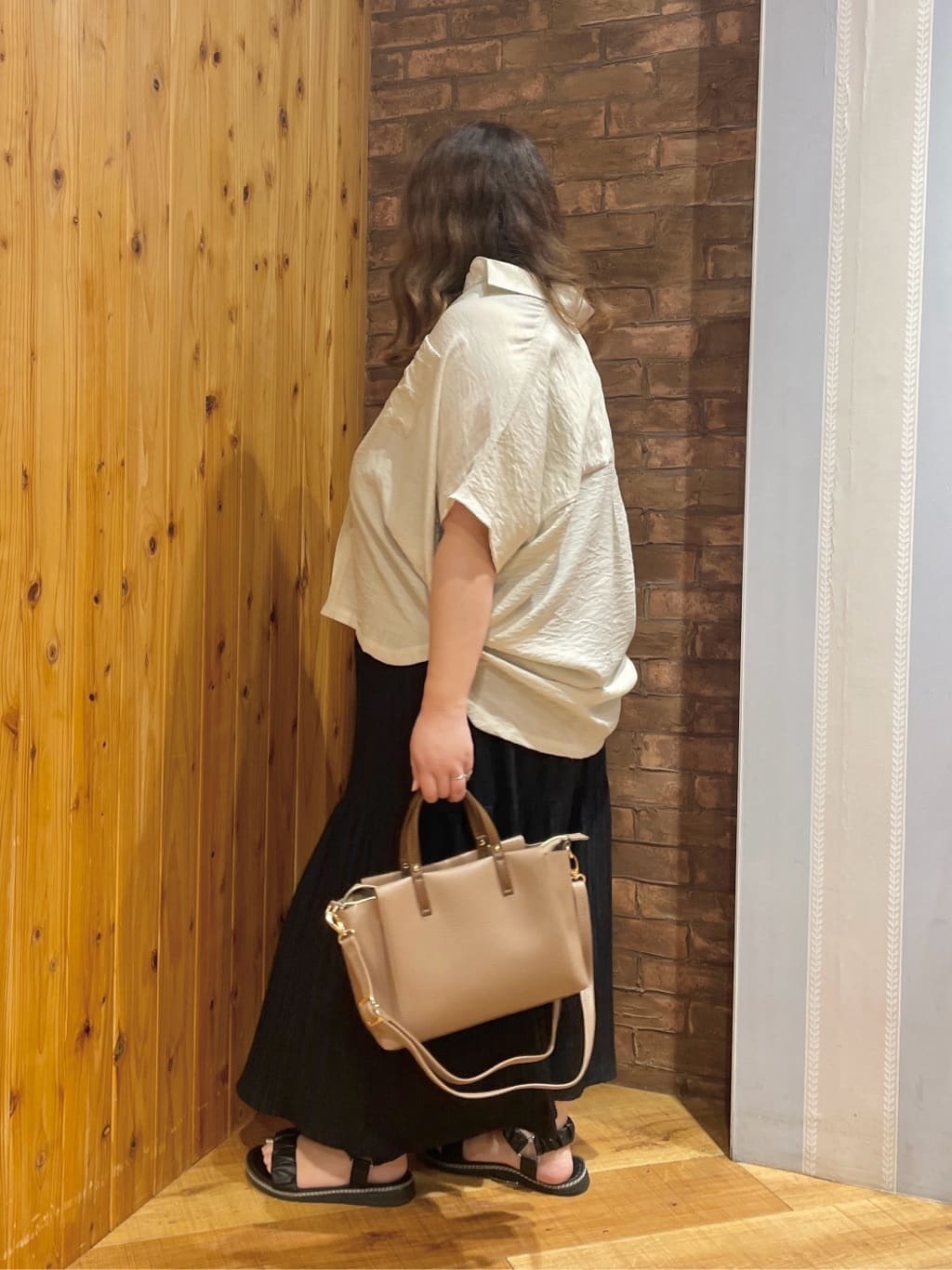 Risaさんの「SHOO･LA･RUE｜【S-LL】後ろ姿も抜かりなく 1枚でサマ見え ティアードワンピース」を使ったコーディネート