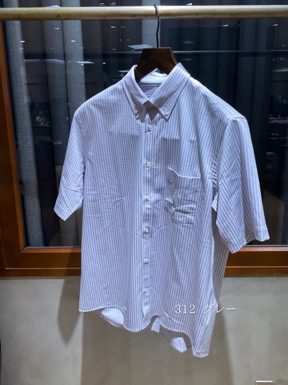 小南大和さんの「TAKEO KIKUCHI｜【COOL CITY WEAR】ストライプジャージ ボタンダウンシャツ /接触冷感」を使ったコーディネート