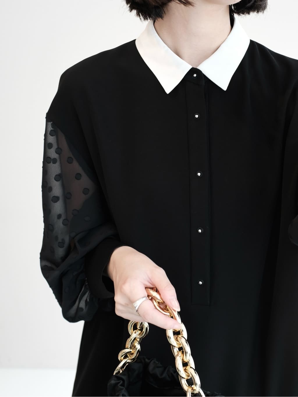 Kishimotoさんの「DRESSTERIOR｜◆【ウォッシャブル】ダブルクロスボリュームスリーブミニワンピース」を使ったコーディネート