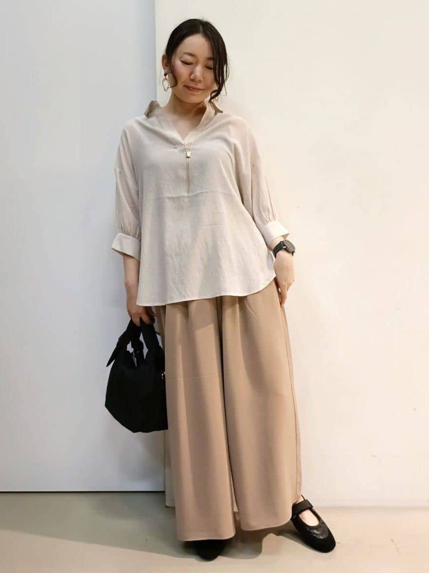 あんさんの「THE SHOP TK｜後ろギャザーシアーシャツ【体型カバー／洗える】」を使ったコーディネート