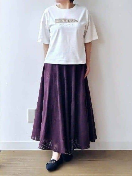 やじまさんの「UNTITLED｜【コットン100/ゆったり/ショート丈/洗える】ベロアロゴTシャツ」を使ったコーディネート