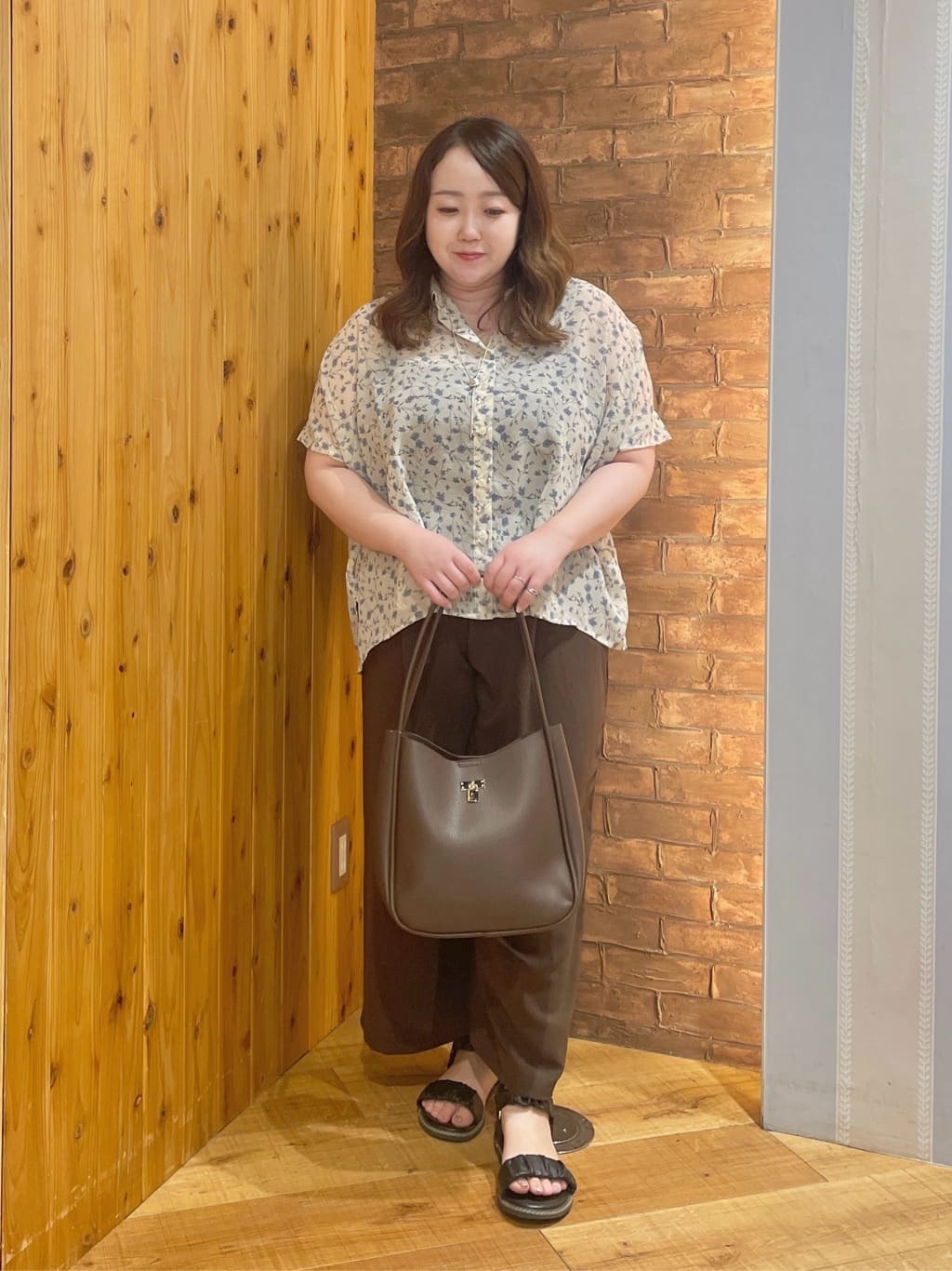 Risaさんの「SHOO･LA･RUE｜【セットアップ可/ひんやり】下半身カバーにも タックスカーチョ」を使ったコーディネート