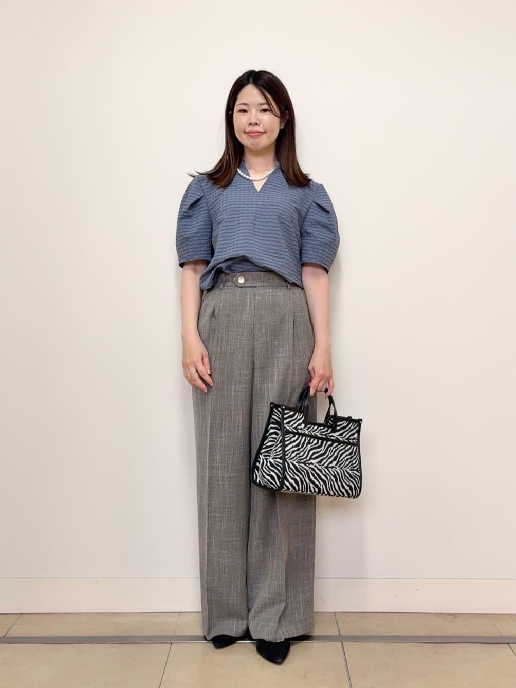 asamiさんの「UNTITLED｜【吸水速乾/ストレッチ/Vネック】フォルムスリーブ ブラウス」を使ったコーディネート