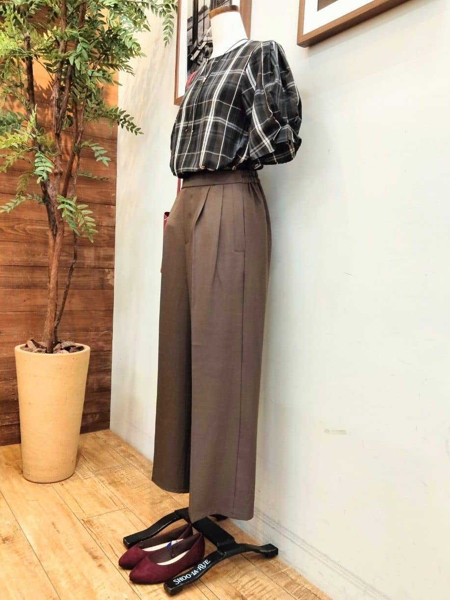 うっちーさんの「SHOO･LA･RUE｜【S-LL/セットアップ可/洗濯後しわになりにくい】きちんと見え タックワイドパンツ」を使ったコーディネート