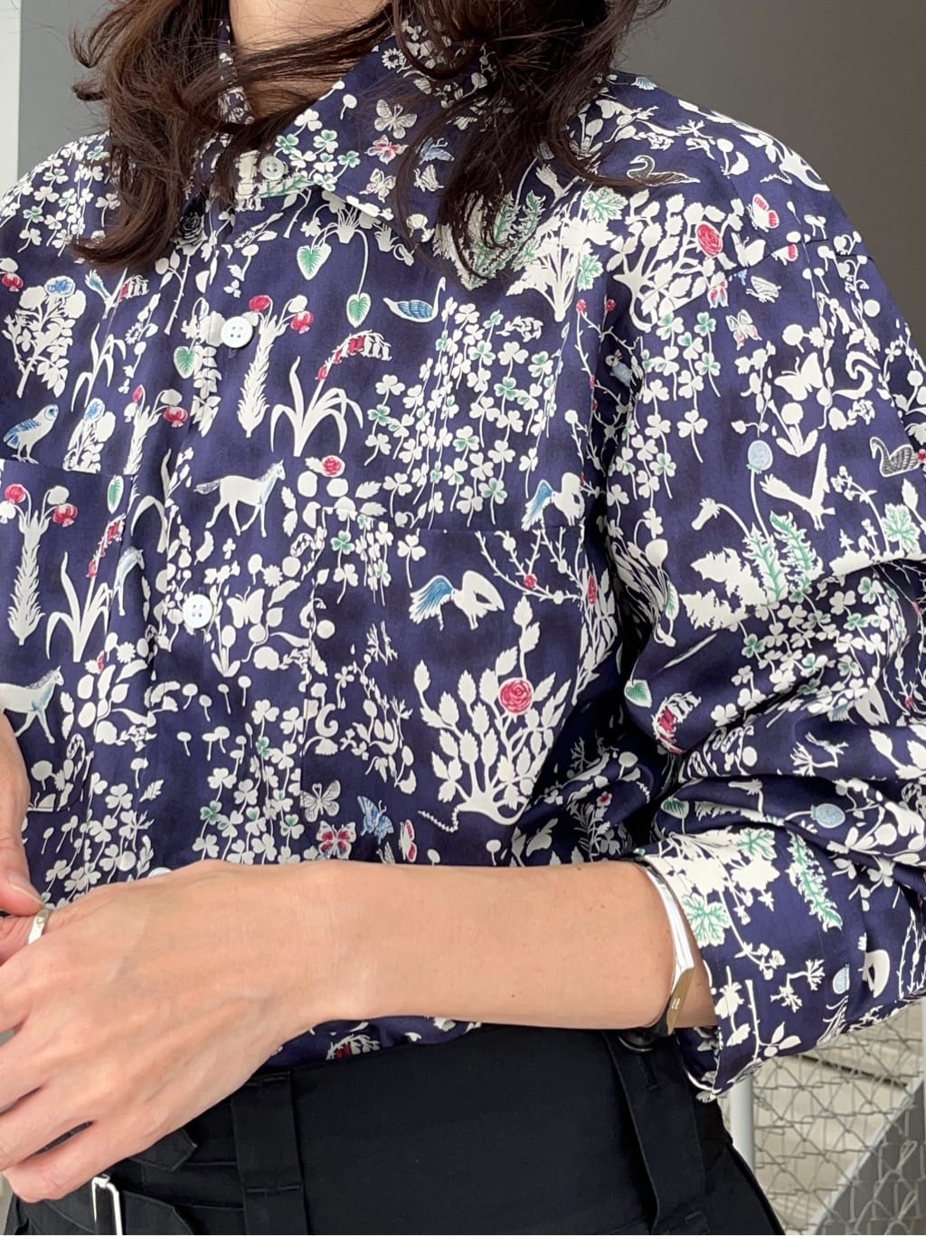 神野（jinno）さんの「TAKEO KIKUCHI｜真鍮製アソートバングル ー 洗練された大人のアクセント」を使ったコーディネート